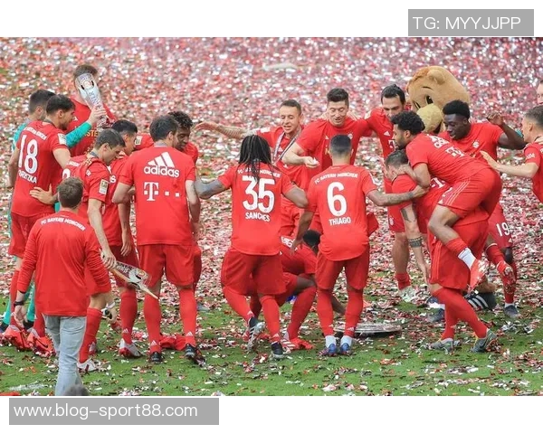 拜仁官方推特发布德甲对阵斯图加特海报基米希与卡尔共同亮相