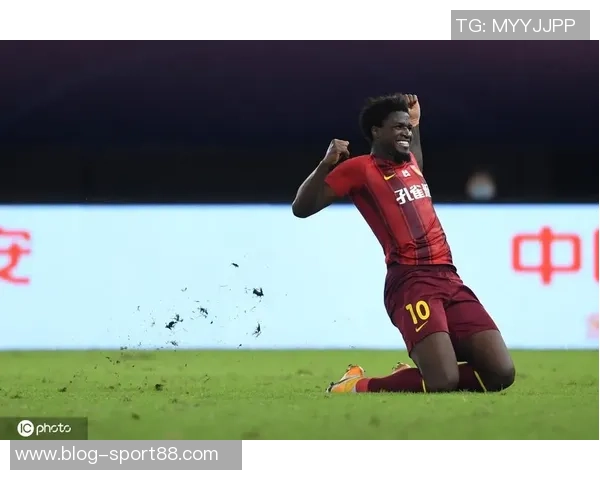 迪亚斯激情滑跪庆祝倒地助攻与补时绝杀展现战斗精神至最后一刻